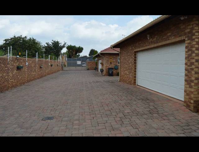 3 BEDROOM APARTMENT FOR SALE IN NEW REDRUTH